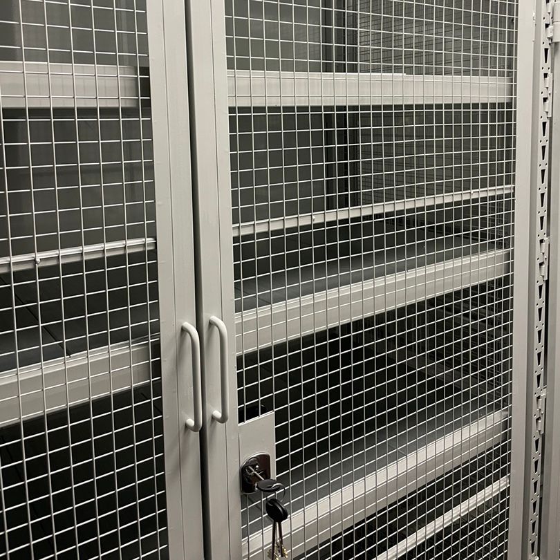 Металлические стеллажи с дверьми