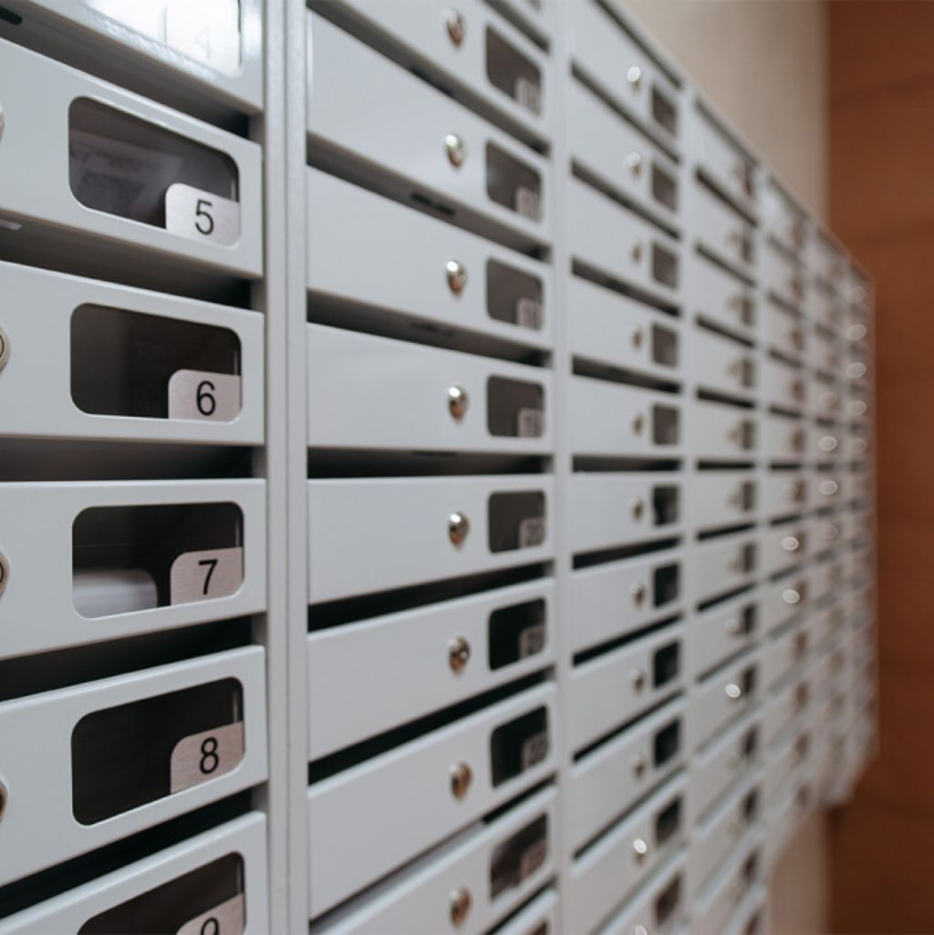 Серые почтовые ящики с окошком